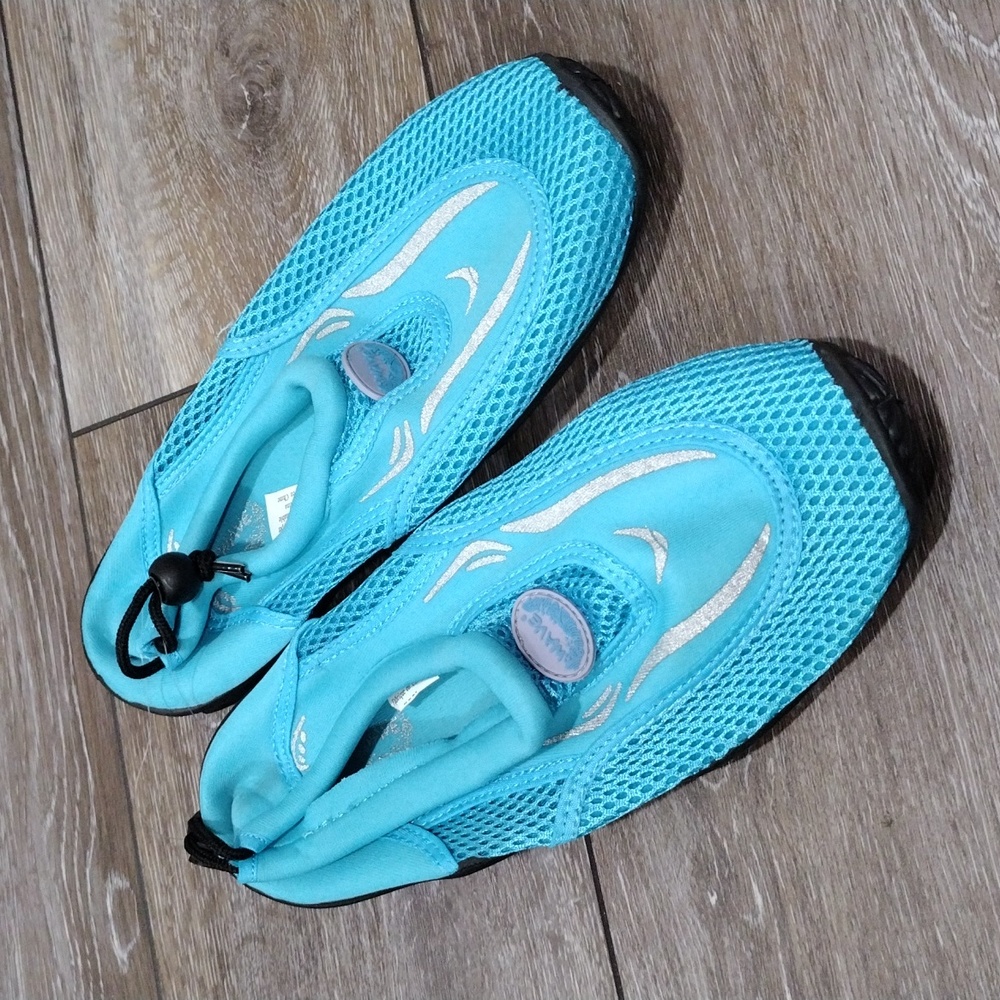 Wave aqua mesh beach and boat shoes. NWT. Size 10
